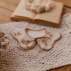 Kołnierzyk lniany w kwiatuszki dla dziecka malwa honey