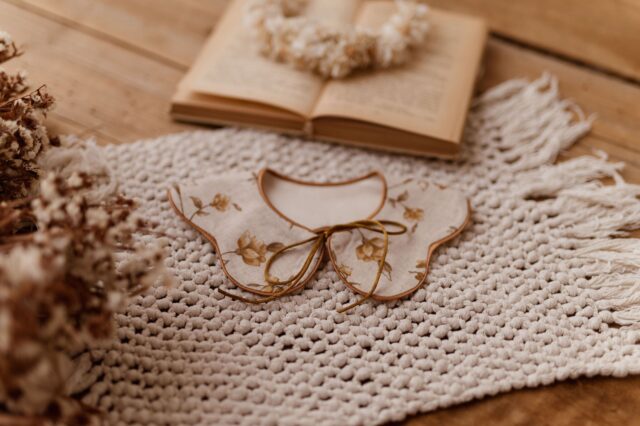 Kołnierzyk lniany w kwiatuszki dla dziecka malwa honey