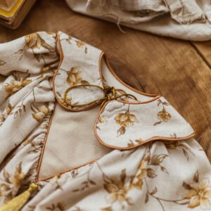 Kołnierzyk lniany w kwiatuszki dla dziecka malwa honey