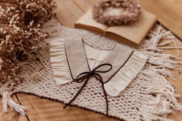 Kołnierzyk zawiązywany dla dziecka jasny beż Antonina