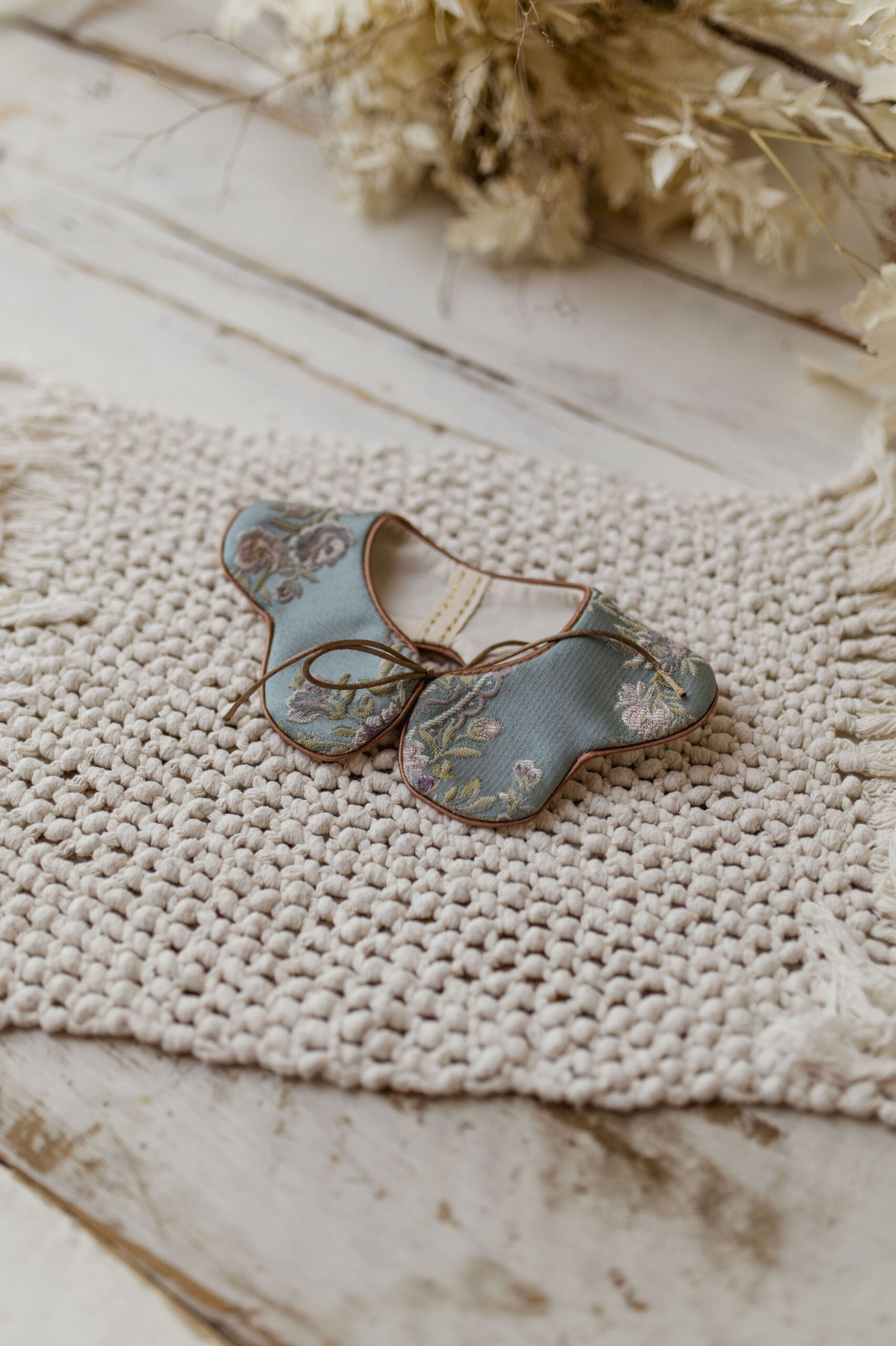 Kołnierzyk dla dziewczynki niebieski w kwiatki