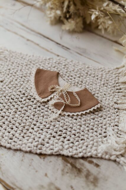 Kołnierzyk dla dziewczynki z koronką brązowy