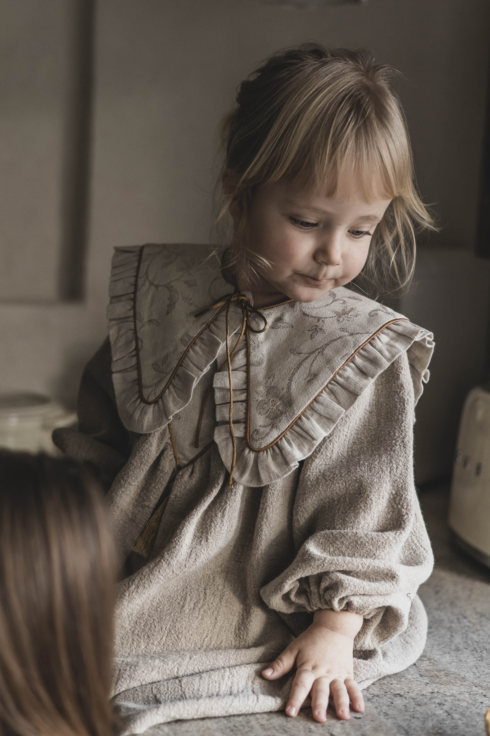 Kołnierzyk lniany dla dziewczynki z falbanką sara royal