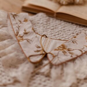 Kołnierzyk retro z falbanką w kwiatki damski tiul Antonina