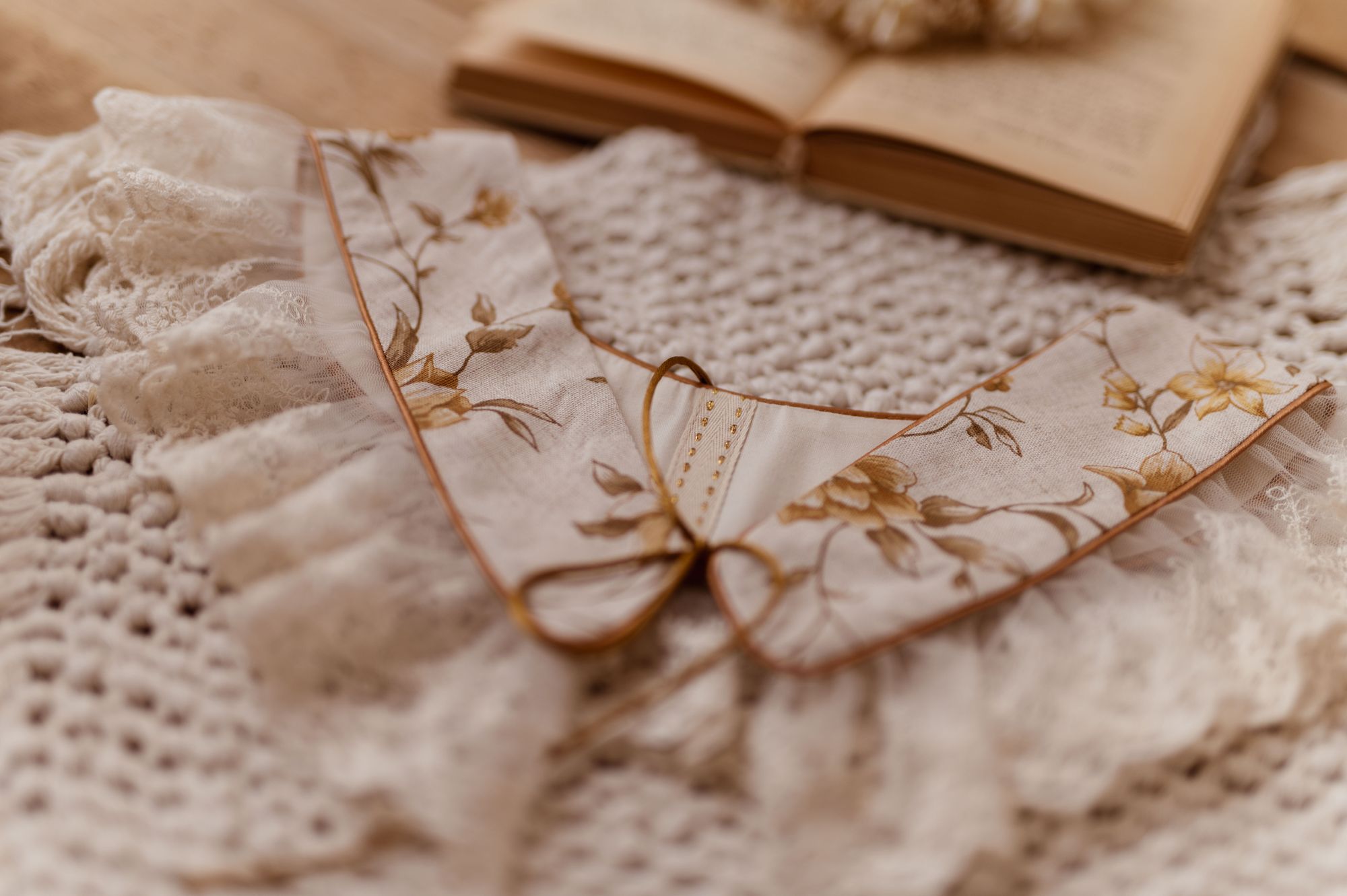 Kołnierzyk retro z falbanką w kwiatki damski tiul Antonina