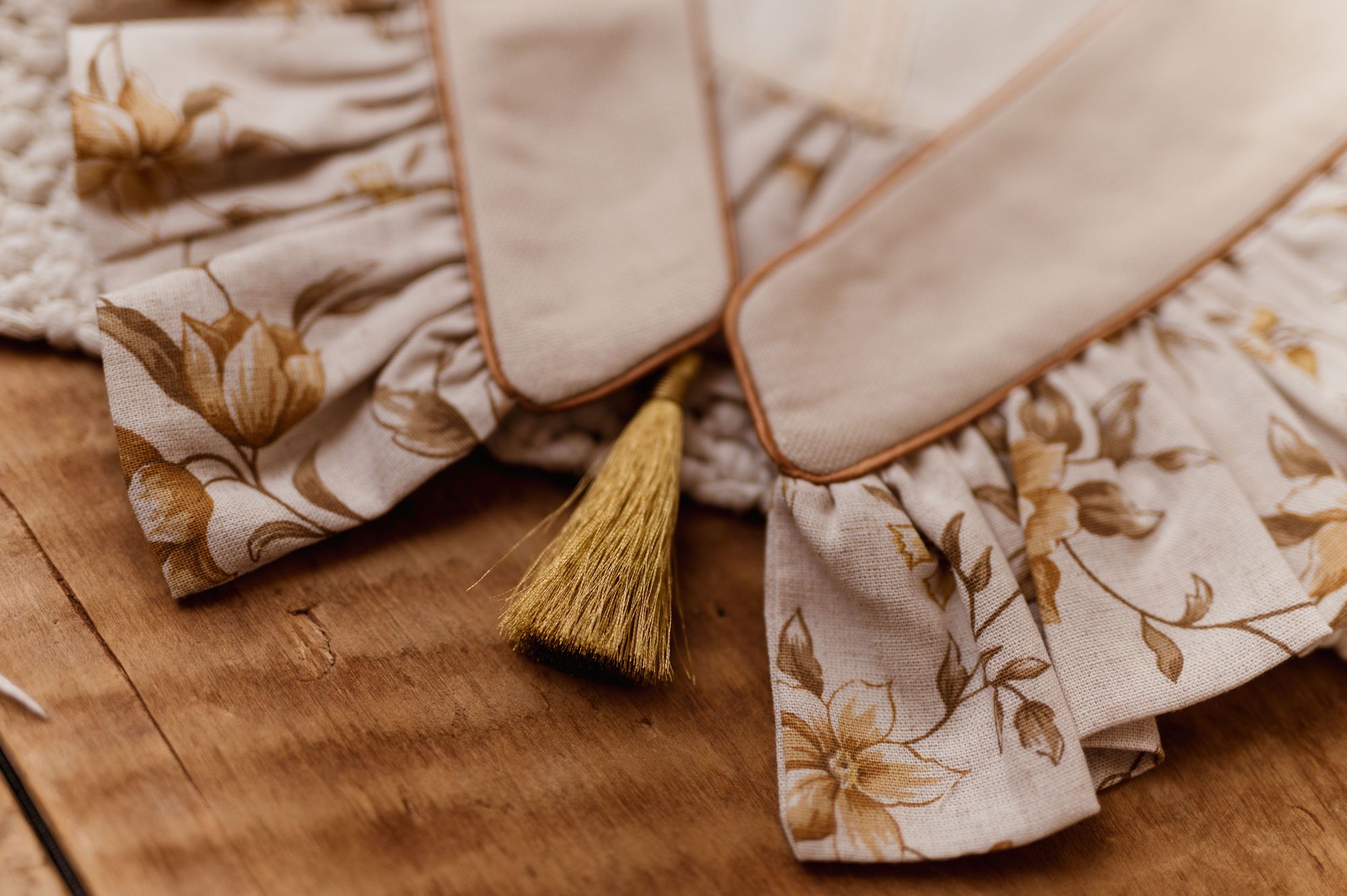 Kołnierzyk w kwiatuszki lniany z falbanką damski Antonina