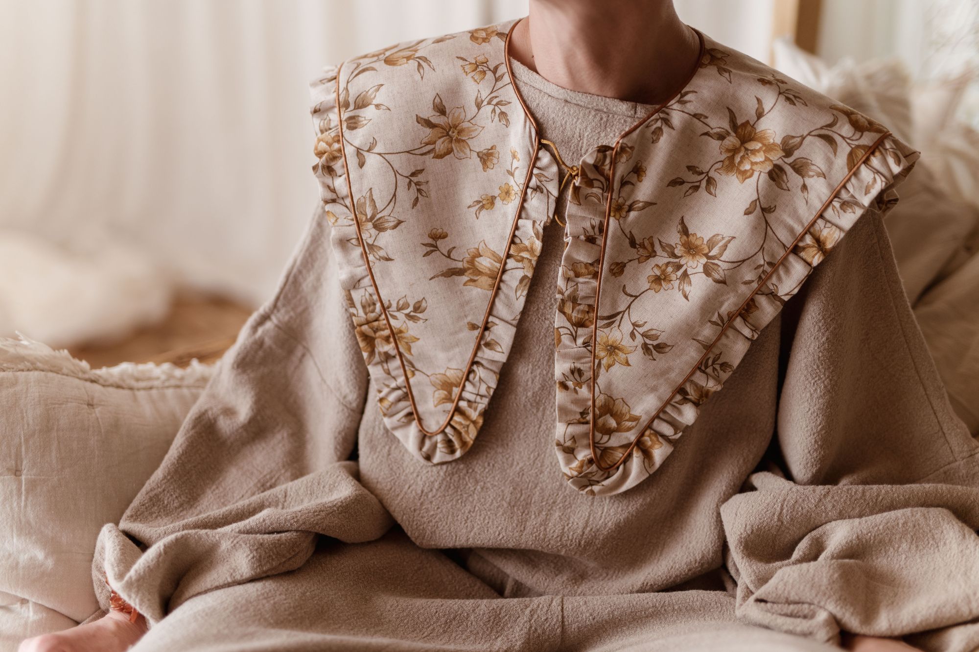 Kołnierzyk z falbanką lniany w kwiatuszki sara honey