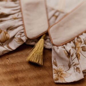 Kołnierzyk z falbanką w kwiatuszki lniany dla dziewczynki Antonina honey