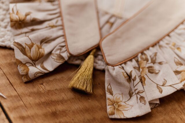 Kołnierzyk z falbanką w kwiatuszki lniany dla dziewczynki Antonina honey