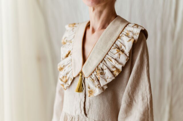 Kołnierzyk z falbanką w kwiatuszki lniany dla dziewczynki Antonina honey