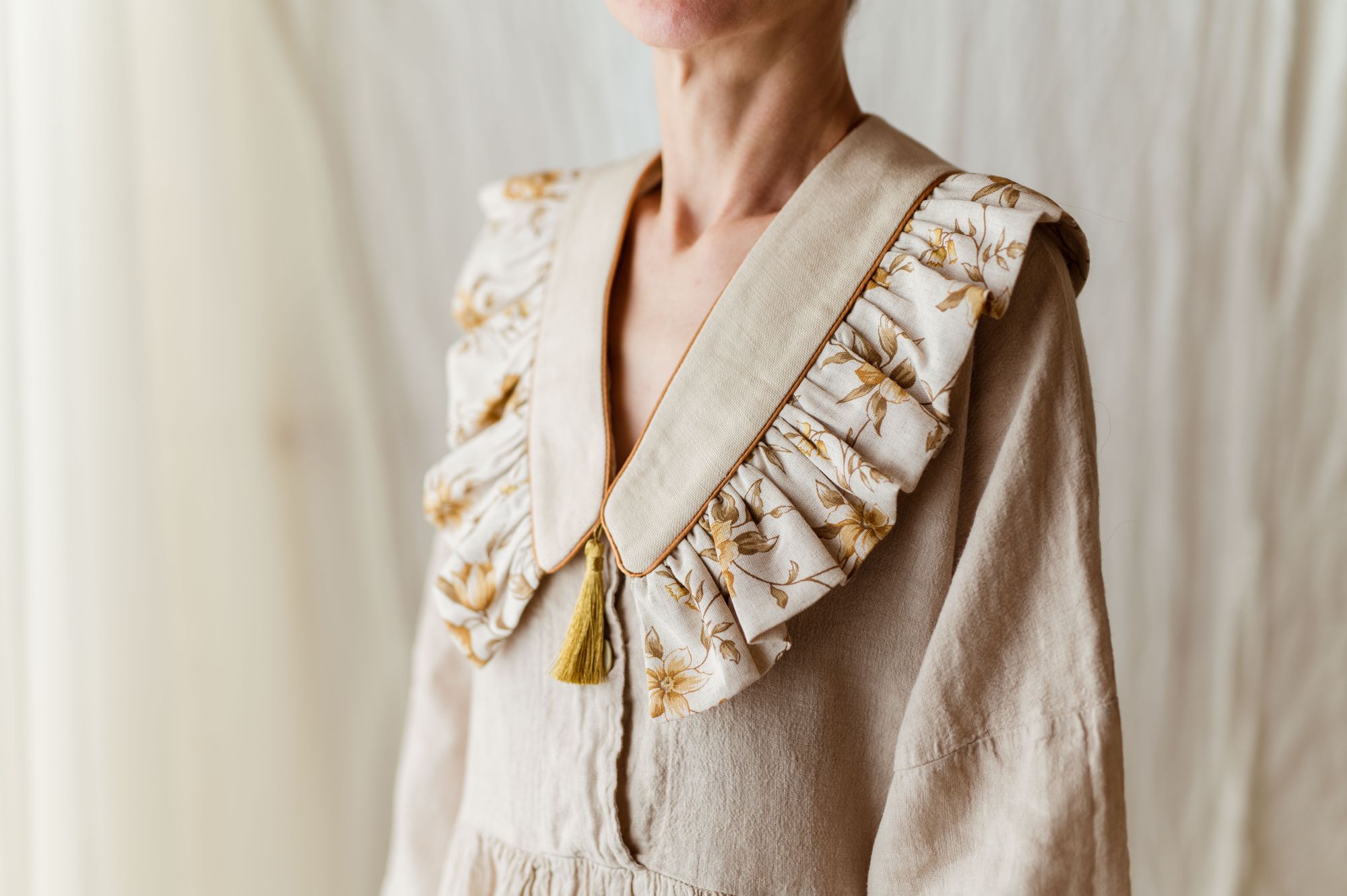 Kołnierzyk z falbanką w kwiatuszki lniany dla dziewczynki Antonina honey