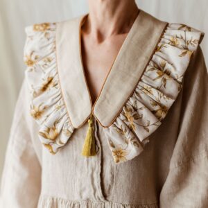 Kołnierzyk z falbanką w kwiatuszki lniany dla dziewczynki Antonina honey