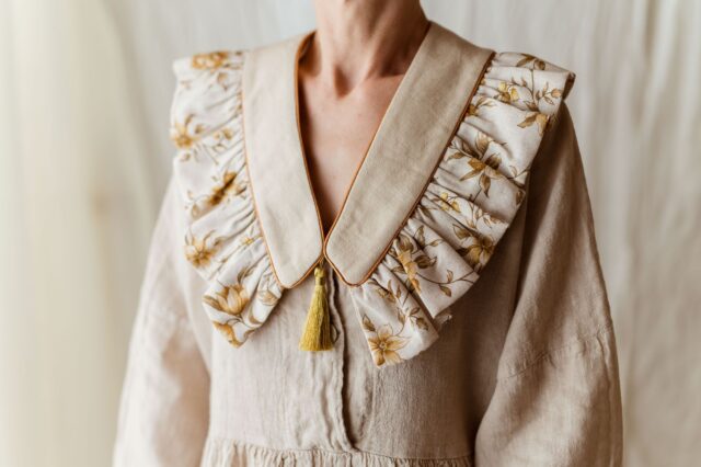 Kołnierzyk z falbanką w kwiatuszki lniany dla dziewczynki Antonina honey