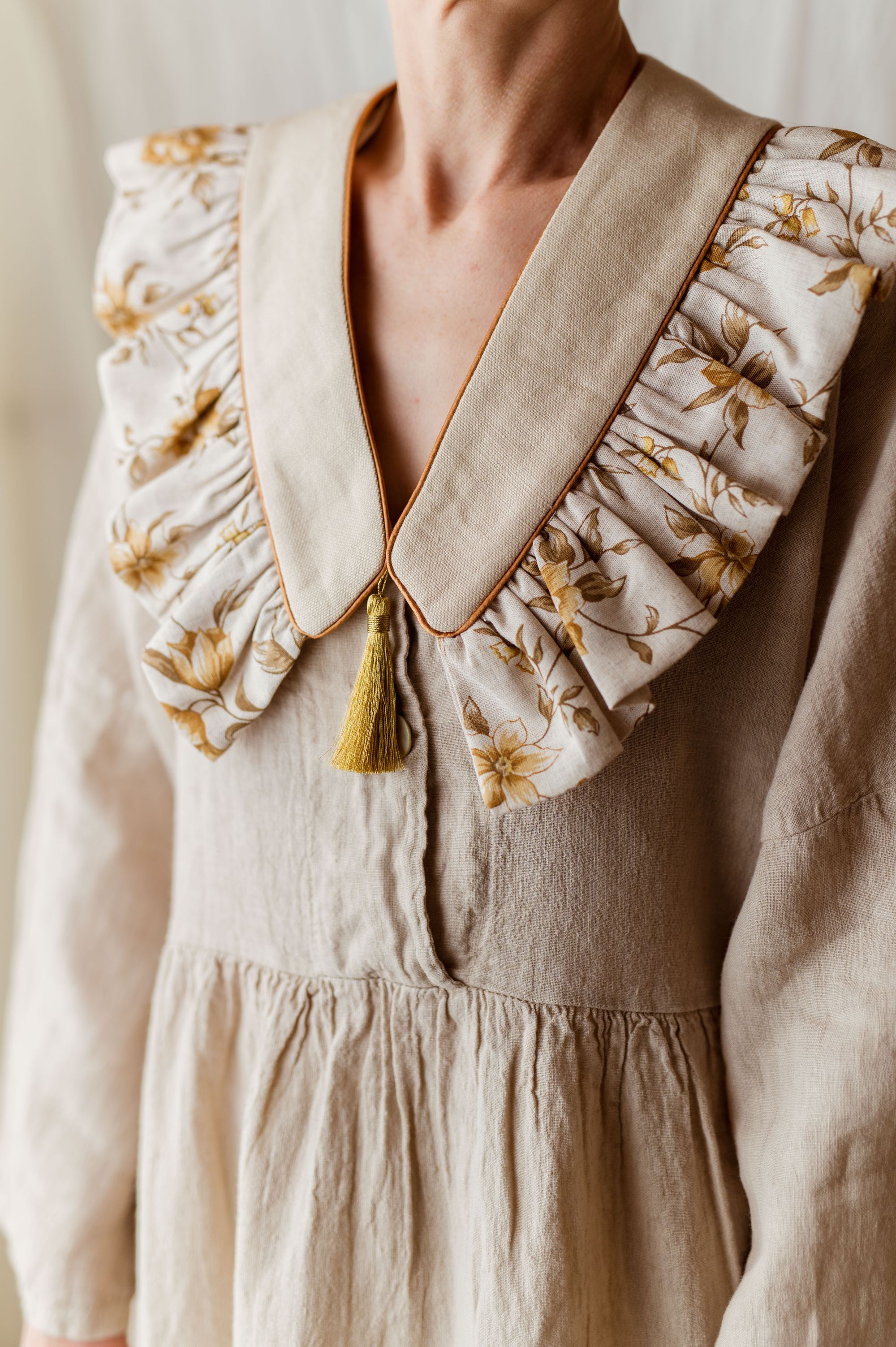 Kołnierzyk z falbanką w kwiatuszki lniany dla dziewczynki Antonina honey