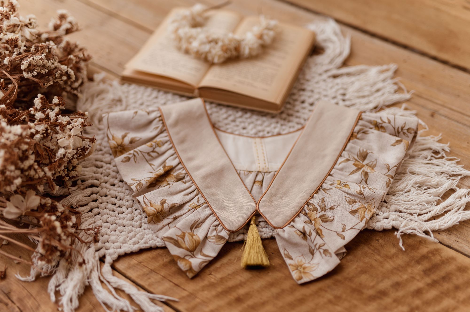 Kołnierzyk z falbanką w kwiatuszki lniany dla dziewczynki Antonina honey