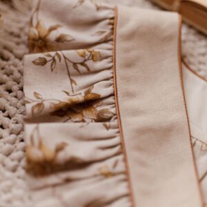 Kołnierzyk z falbanką w kwiatuszki lniany dla dziewczynki Antonina honey