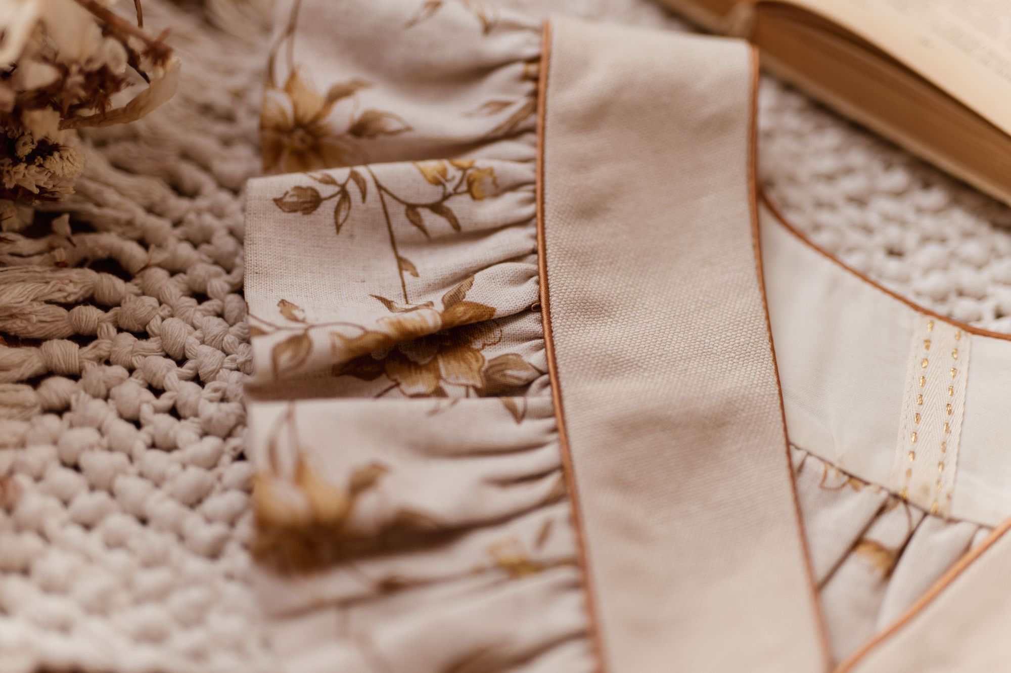 Kołnierzyk z falbanką w kwiatuszki lniany dla dziewczynki Antonina honey