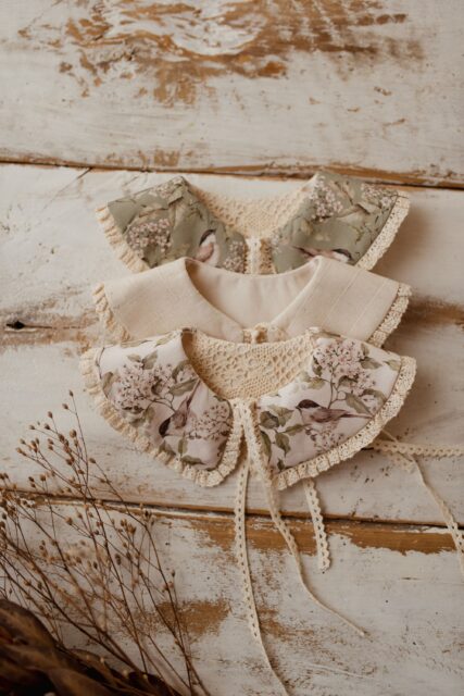 Kołnierzyk z koronką dla dziewczynki bawełniany Hania wróbelki natural