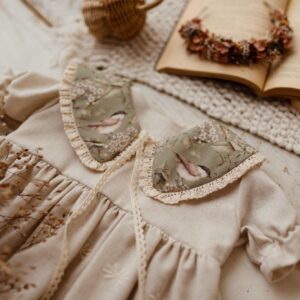 Kołnierzyk z koronką dla dziecka bawełniany Hania wróbelki oliwka