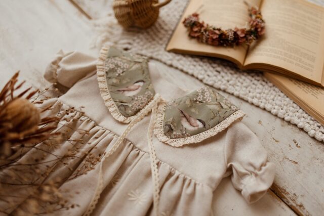 Kołnierzyk z koronką dla dziecka bawełniany Hania wróbelki oliwka