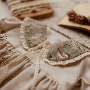 Kołnierzyk z koronką dla dziecka bawełniany Hania wróbelki oliwka