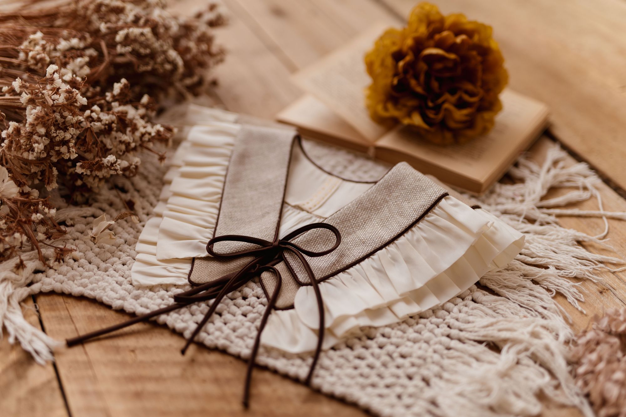 Kołnierzyk zawiązywany damski z falbanką lniany jasny beż Antonina