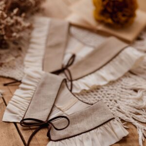 Kołnierzyk zawiązywany damski z falbanką lniany jasny beż Antonina