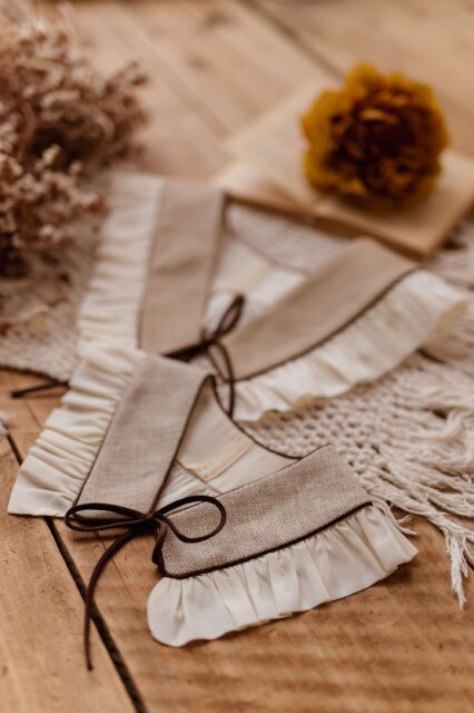 Kołnierzyk zawiązywany damski z falbanką lniany jasny beż Antonina