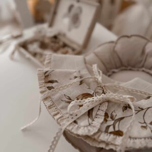 Kołnierzyk zawiązywany dla dziecka lniany z koronką zoja honey