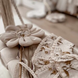 Kołnierzyk zawiązywany dla dziecka lniany z koronką zoja honey