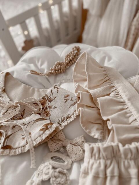 Kołnierzyk zawiązywany dla dziecka lniany z koronką zoja honey