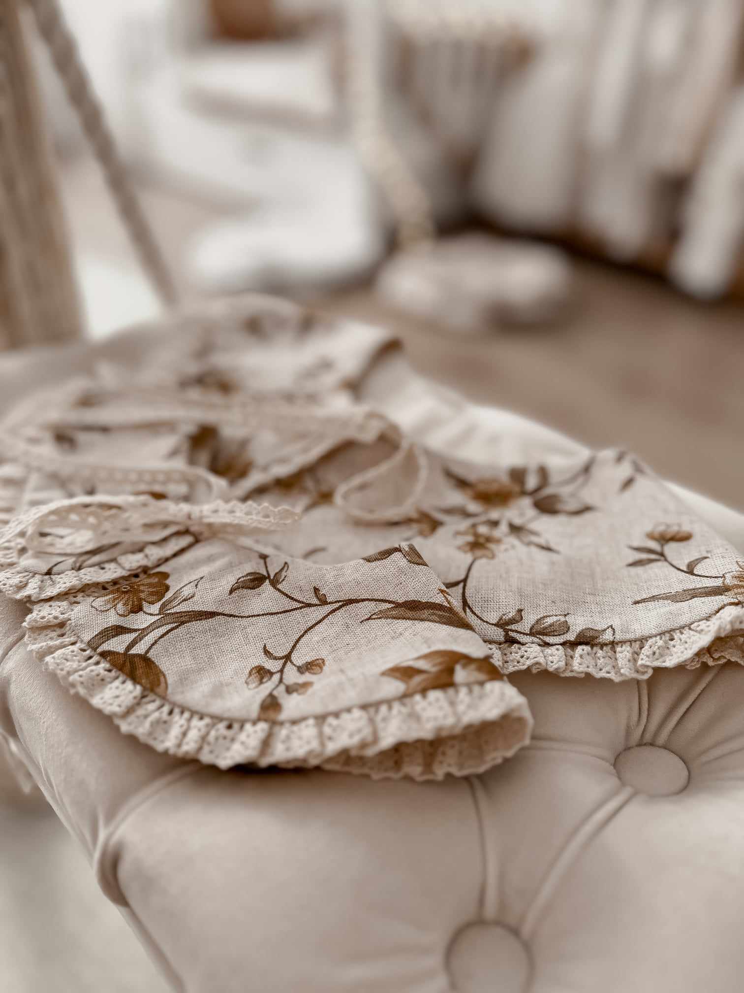 Kołnierzyk zawiązywany dla dziecka lniany z koronką zoja honey