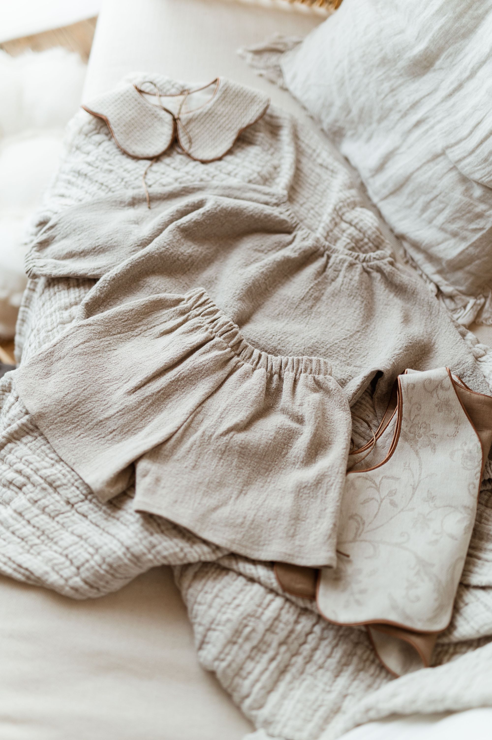 Krótkie spodenki lniane dla dzieci unisex szara glina