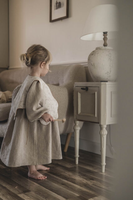 Lniana kamizelka żakard lniany w kwiaty dla dziecka royal