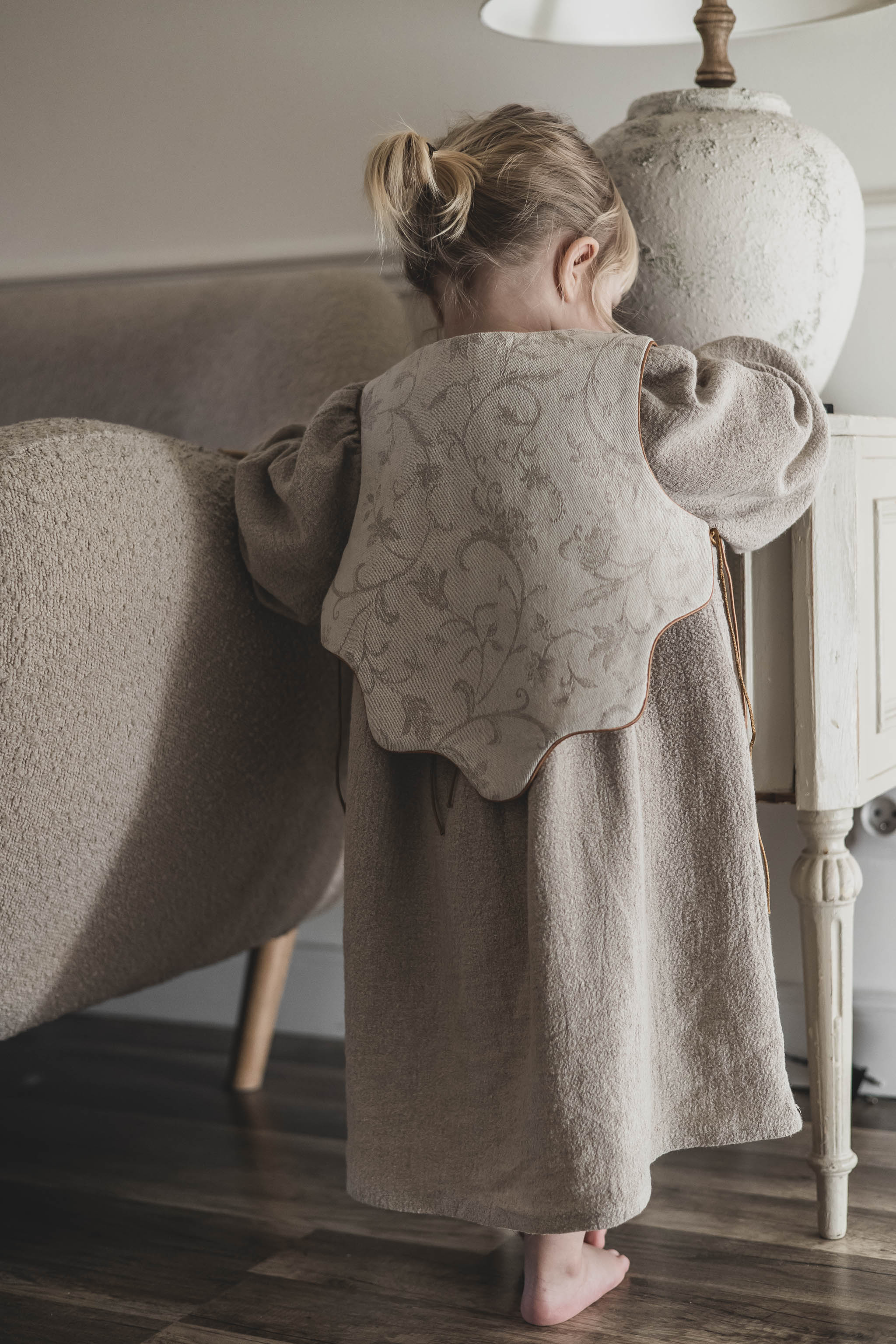 Lniana kamizelka żakard w kwiaty dla dziecka royal 1-3 lat