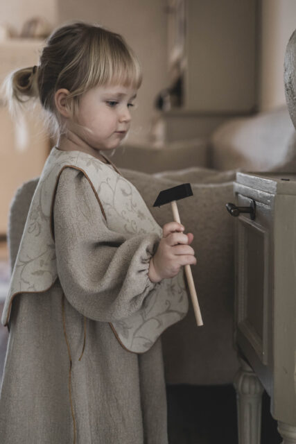 Lniana kamizelka żakard lniany w kwiaty dla dziecka royal