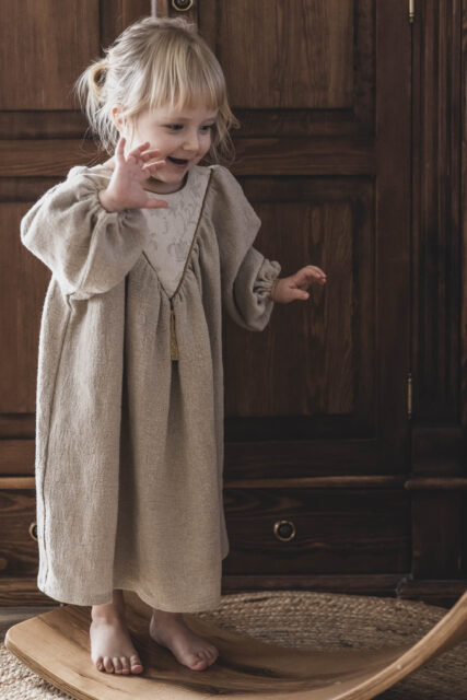 Lniana sukienka retro dla dziewczynki premium  Marysia krepa