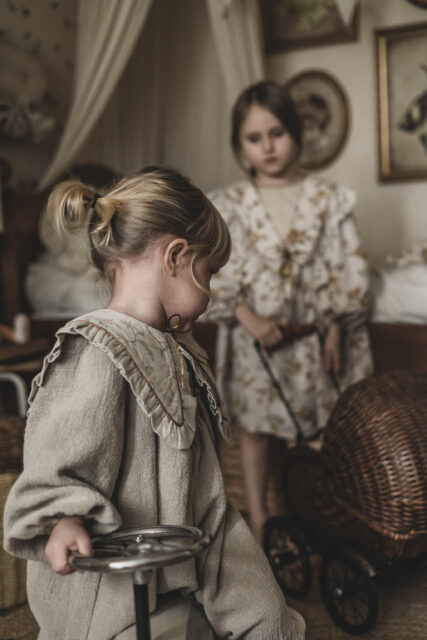 Lniana sukienka retro dla dziewczynki premium  Marysia krepa