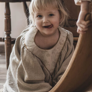 Lniana sukienka retro dla dziewczynki premium  Marysia krepa