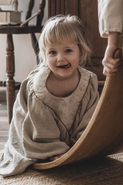 Lniana sukienka retro dla dziewczynki premium  Marysia krepa