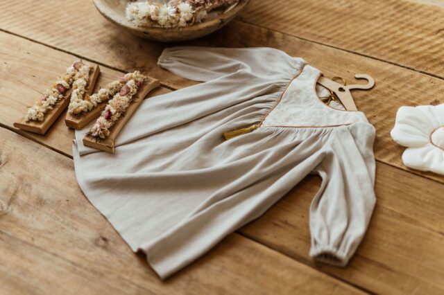 Lniana sukienka retro dla dziewczynki premium  Marysia krepa