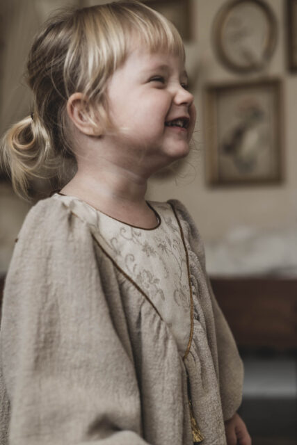 Lniana sukienka retro dla dziewczynki premium  Marysia krepa