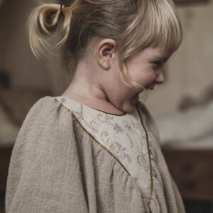 Lniana sukienka retro dla dziewczynki premium  Marysia krepa