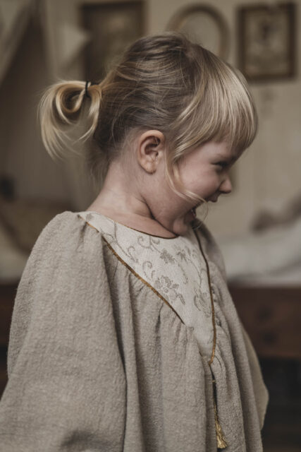 Lniana sukienka retro dla dziewczynki premium  Marysia krepa