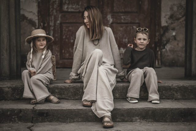 Lniane spodnie palazzo z koronką retro dla dziewczynki szara glina