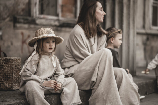 Lniane spodnie palazzo z koronką retro dla dziewczynki szara glina