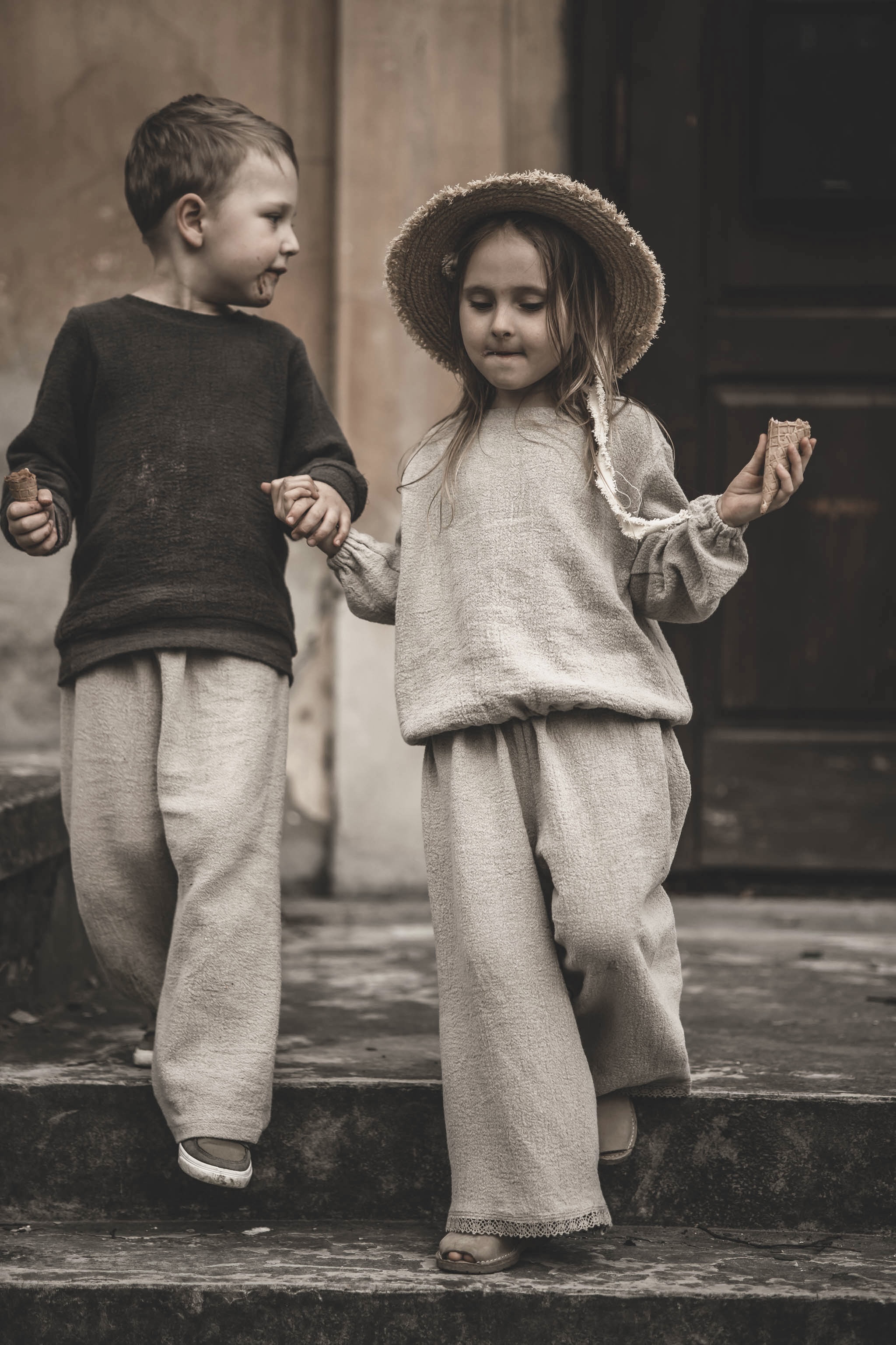 Lniane spodnie palazzo z koronką retro dla dziewczynki szara glina