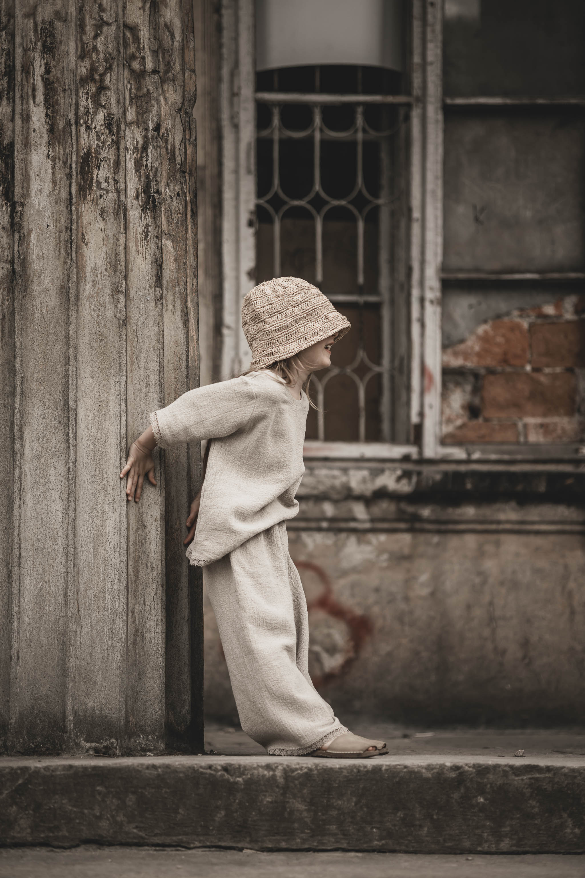 Lniane spodnie palazzo z koronką retro dla dziewczynki szara glina