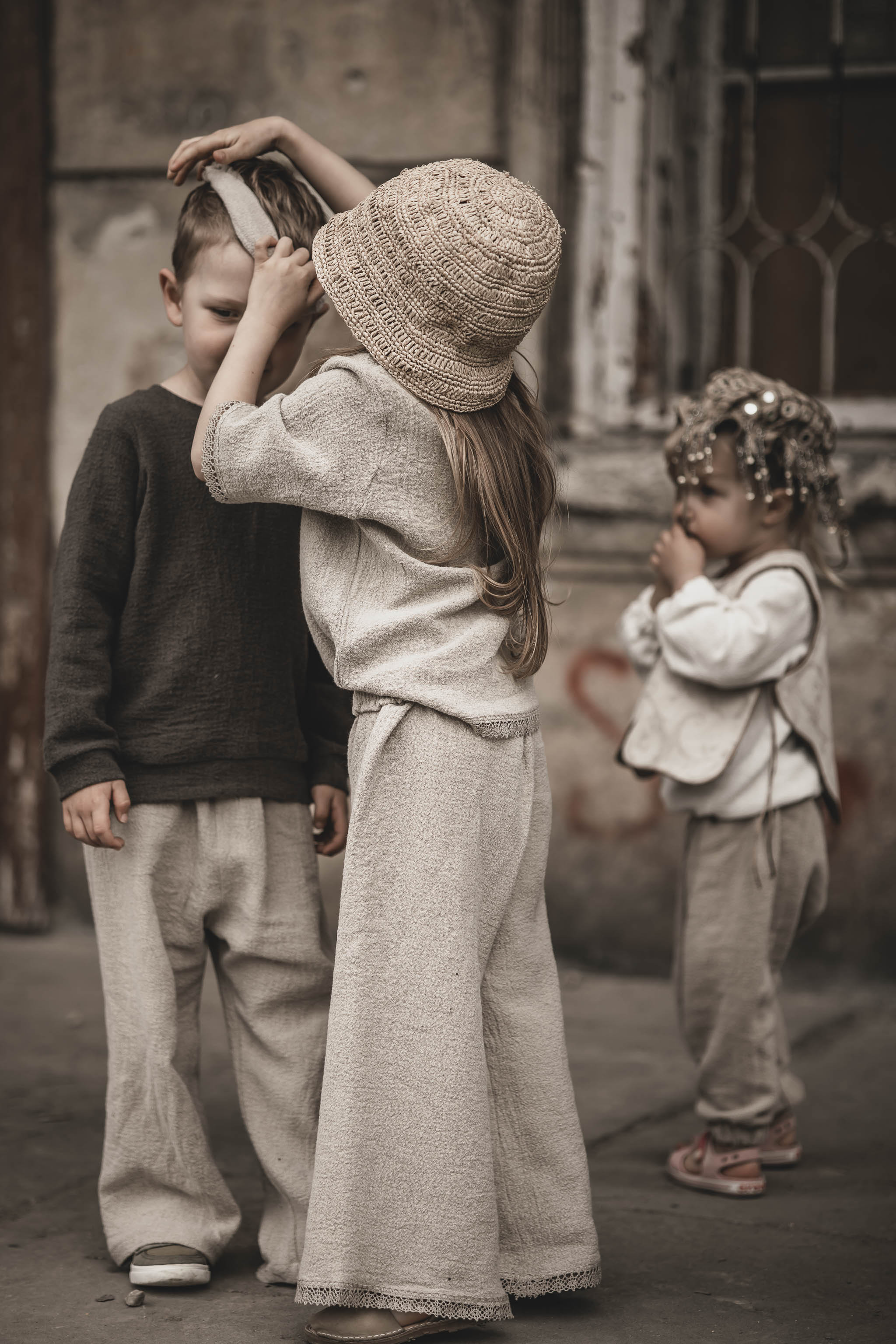 Lniane spodnie palazzo z koronką retro dla dziewczynki szara glina