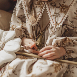 Lniany kołnierzyk damski w kwiatki z koronką stefania honey